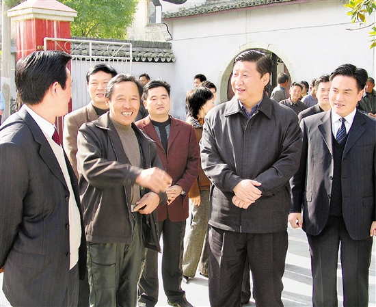 2004年12月14日，習(xí)近平在嵊州鄉(xiāng)村調(diào)研并看望基層干部。 本報(bào)記者 周詠南 攝