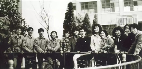 步鑫生廠(chǎng)長(zhǎng)（右六）與海鹽襯衫總廠(chǎng)主要骨干合影.jpeg
