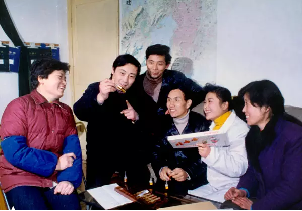 1990年，杭州最熱鬧的解放路畫(huà)廊展示的介紹娃哈哈廠(chǎng)的照片。宗慶后手持他的第一個(gè)產(chǎn)品、紅遍全國(guó)的娃哈哈兒童營(yíng)養(yǎng)液，欣喜不已.png