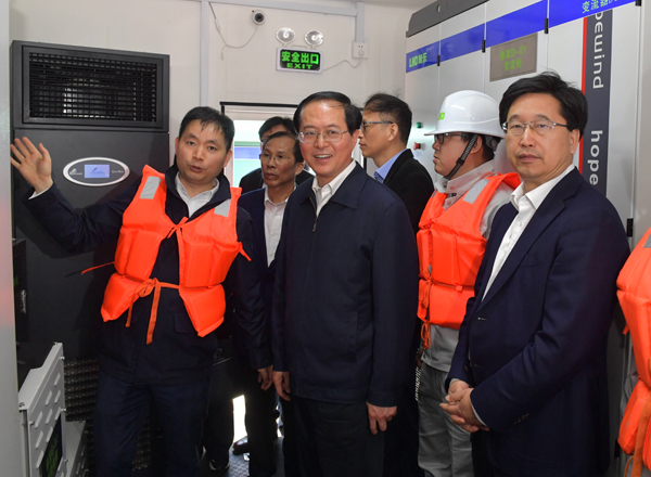 8、4月18日，省委書記車俊赴岱山秀山島，考察大型海洋潮流能發(fā)電機(jī)組項目。記者梁臻  攝.jpg