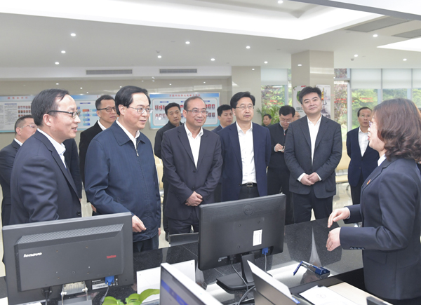 2、4月16日，省委書記車俊赴舟山普陀區(qū)，考察普陀區(qū)社會治理綜合服務(wù)中心，了解基層社會風(fēng)險防控工作情況。記者  梁臻  攝.jpg