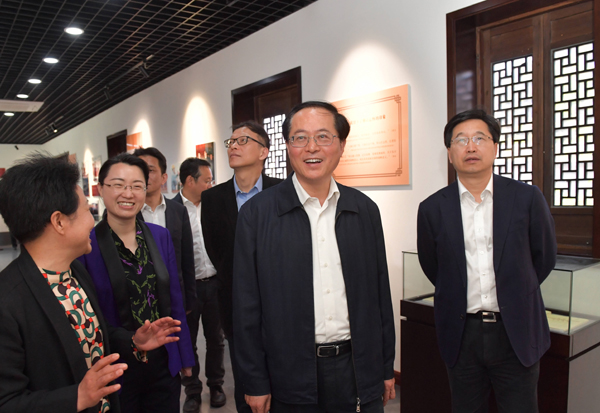 9、4月18日，省委書記車俊赴舟山定海區(qū)新建社區(qū)，考察村容村貌、南洞藝谷，了解鄉(xiāng)村振興工作情況。記者  梁臻  攝.jpg