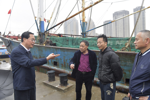 4月16日，省委書記車俊赴舟山普陀區(qū)，考察沈家門漁港，了解漁港管理整治修復(fù)、“一打三整治”工作情況。記者  梁臻.jpg