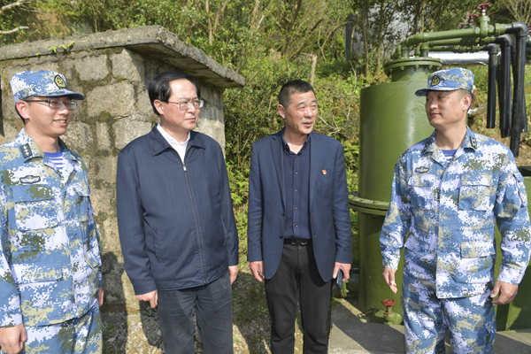 6、4月17日，省委書記車俊赴普陀區(qū)海軍某觀通站，看望部隊官兵，了解生活情況。記者  梁臻  攝.jpg