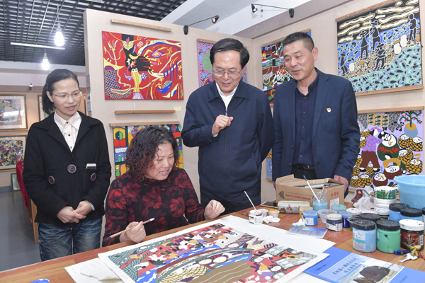 4、4月17日，省委書記車俊赴普陀區(qū)東極島，考察漁民畫創(chuàng)作基地。記者  梁臻  攝.jpg