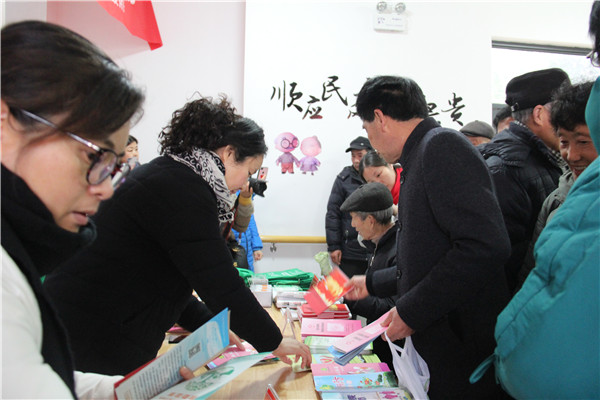 發(fā)放宣傳資料.jpg