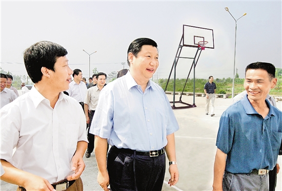 2005年6月17日，習近平在武義縣調研基層民主法治并到履坦鎮(zhèn)楊岸村察看群眾性文體活動。 本報記者 周詠南 攝