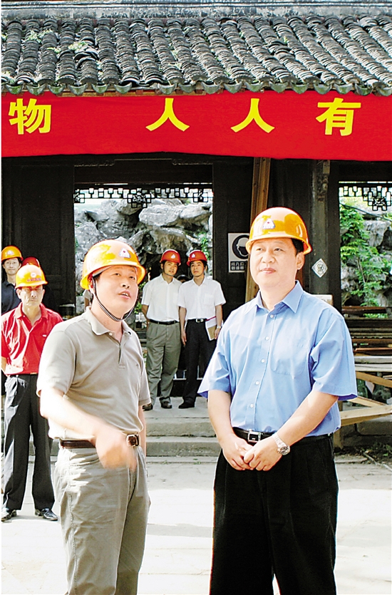 2006年6月10日，習近平在杭州專題調研文化遺產(chǎn)保護工作并慰問建設者。 本報記者 周詠南 攝