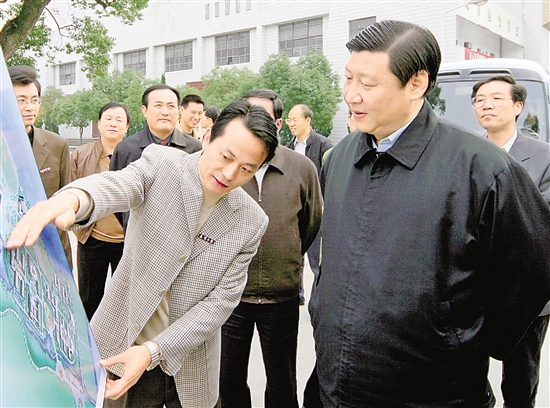 2005年11月18日，習(xí)近平在上虞調(diào)研教育工作并到春暉中學(xué)察看發(fā)展規(guī)劃。 本報記者 周詠南 攝 