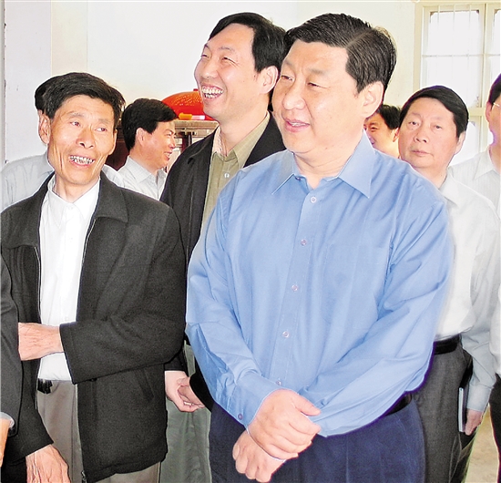2004年10月10日，習(xí)近平在衢州江山市鳳林鎮(zhèn)調(diào)研“三農(nóng)”工作。 本報記者 周詠南 攝
