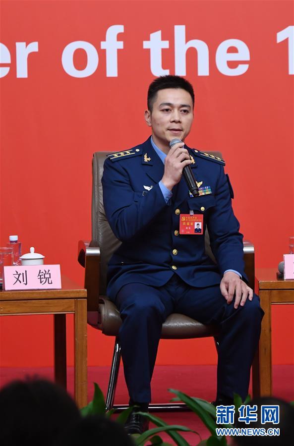 （十九大）（10）十九大新聞中心舉行“中國(guó)特色強(qiáng)軍之路邁出堅(jiān)定步伐”集體采訪
